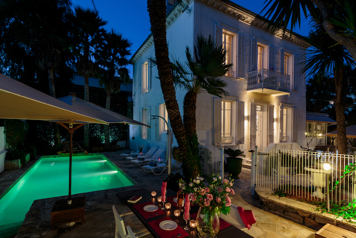 Villa for rent in Cap d'Antibes with 5 bedrooms, in 300 sqm of living area.