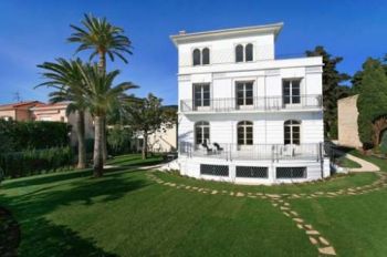 Villa de luxe à Cap Ferrat - Villefranche, composée de 8 chambres, pour une surface habitable de  m².