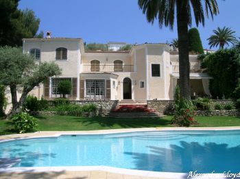 Villa for rent in Cap d'Antibes with 7 bedrooms, in 400 sqm of living area.