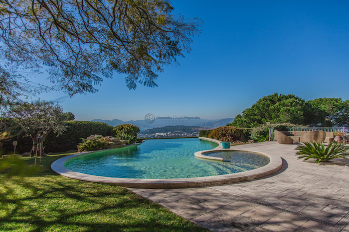 Villa for rent in Cannes - Super Cannes with 5 bedrooms, in 350 sqm of living area.