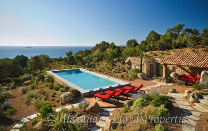 Villa for rent in CORSICA with 5 bedrooms, in 575 sqm of living area.