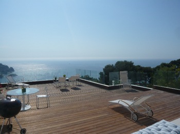 Villa for rent in Eze with 5 bedrooms, in  sqm of living area.
