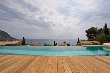 Villa for rent in Eze with 5 bedrooms, in 300 sqm of living area.
