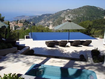 Villa for rent in Eze with 4 bedrooms, in 200 sqm of living area.