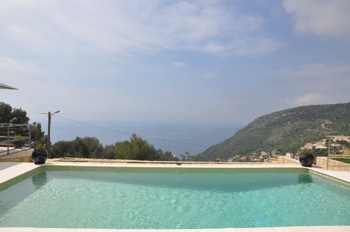 Villa for rent in Eze with 3 bedrooms, in 220 sqm of living area.