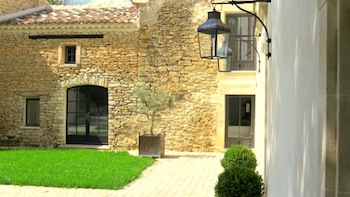 Villa for rent in Luberon with 7 bedrooms, in 650 sqm of living area.