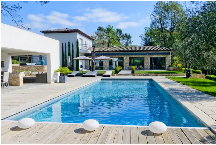 Villa for rent in Mougins - Valbonne with 6 bedrooms, in 300 sqm of living area.