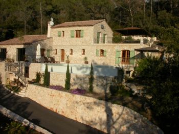 Villa for rent in Tourrettes sur Loup - St Paul de Vence with 4 bedrooms, in  sqm of living area.