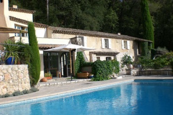 Villa for rent in Tourrettes sur Loup - St Paul de Vence with 5 bedrooms, in  sqm of living area.