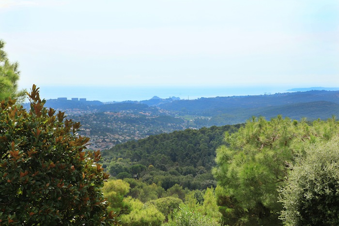 Villa for rent in Tourrettes sur Loup - St Paul de Vence with 5 bedrooms, in 400 sqm of living area.