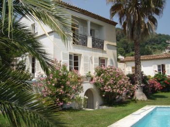 Villa for rent in Tourrettes sur Loup - St Paul de Vence with 5 bedrooms, in 250 sqm of living area.