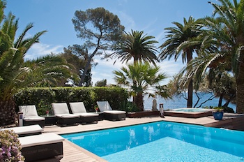 Villa de luxe à Saint Tropez, composée de 17 chambres, pour une surface habitable de  m².