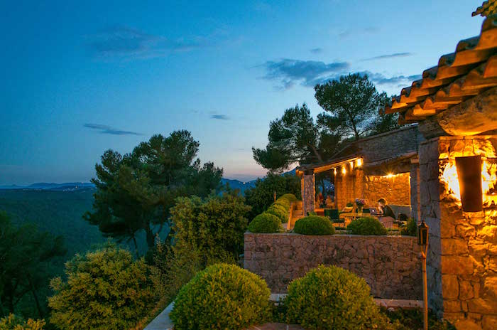 Villa for rent in Tourrettes sur Loup - St Paul de Vence with 6 bedrooms, in 400 sqm of living area.
