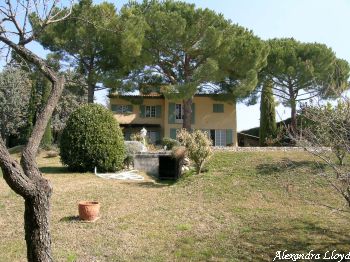 Villa for rent in Tourrettes sur Loup - St Paul de Vence with 5 bedrooms, in  sqm of living area.