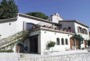 Villa for rent in Tourrettes sur Loup - St Paul de Vence with 5 bedrooms, in  sqm of living area.