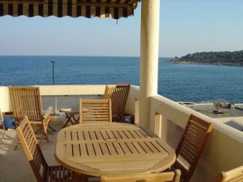 Apartment for rent in Cap d'Antibes with 3 bedrooms, in  sqm of living area.