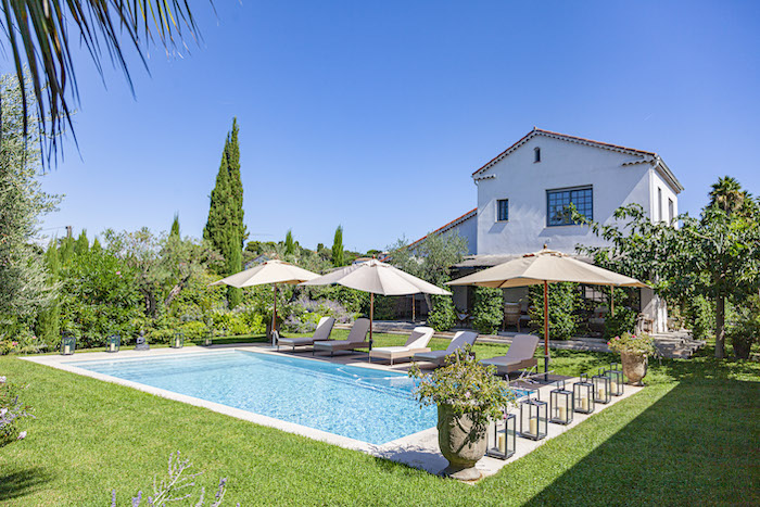 Villa for rent in Cap d'Antibes with 6 bedrooms, in 220 sqm of living area.