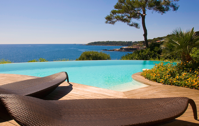 Villa for rent in Cap d'Antibes with 5 bedrooms, in 400 sqm of living area.