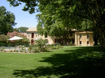 Villa for rent in Avignon with 7 bedrooms, in  sqm of living area.