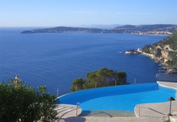Villa for rent in Cap d'Ail with 4 bedrooms, in 400 sqm of living area.