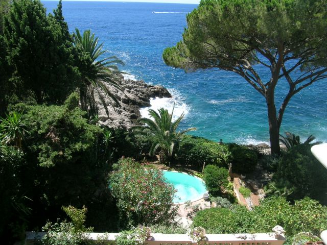 Villa for rent in Cap d'Ail with 5 bedrooms, in  sqm of living area.