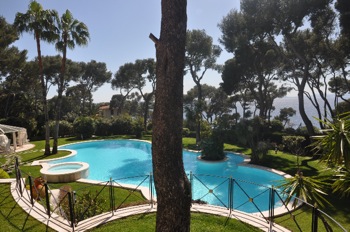 Villa for rent in Cap Ferrat - Villefranche with 6 bedrooms, in  sqm of living area.