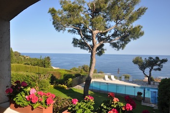 Villa for rent in Cap Ferrat - Villefranche with 4 bedrooms, in  sqm of living area.