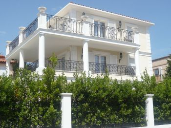Villa for rent in Cap Ferrat - Villefranche with 4 bedrooms, in  sqm of living area.