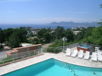 Villa for rent in Cannes - Super Cannes with 5 bedrooms, in  sqm of living area.