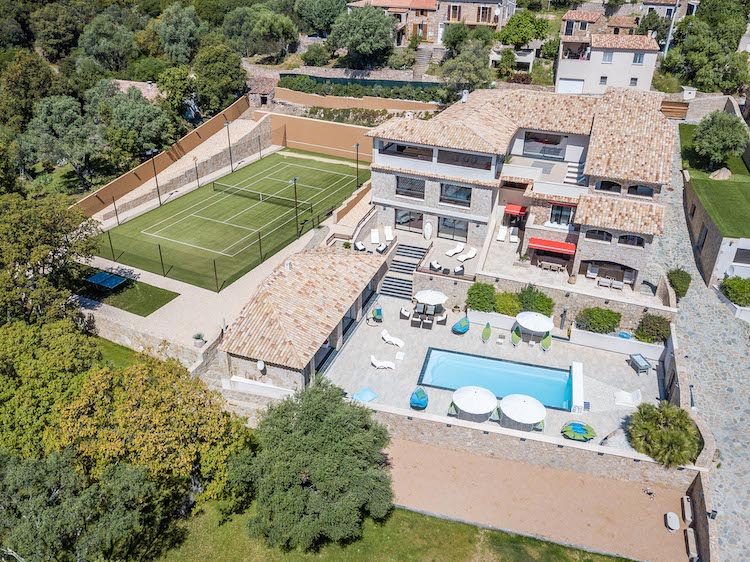 Villa de luxe à CORSE, composée de 8 chambres, pour une surface habitable de 600 m².