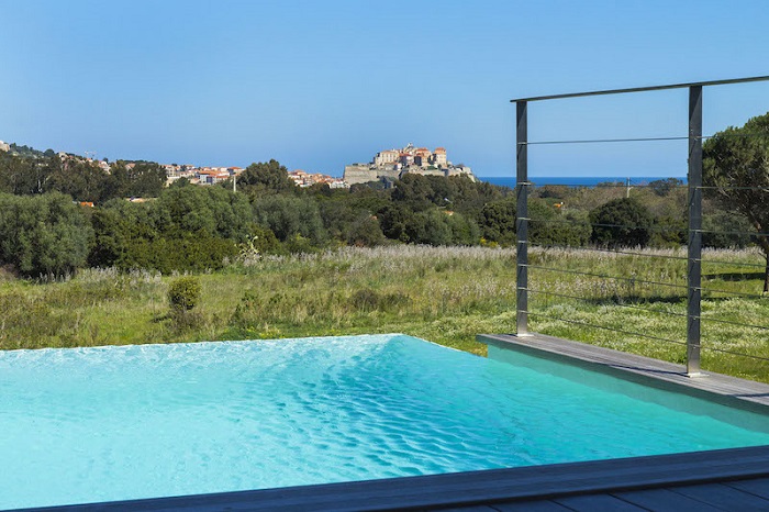 Villa for rent in CORSICA with 5 bedrooms, in 235 sqm of living area.