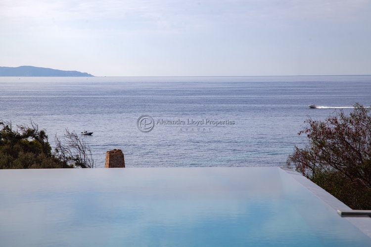 Villa de luxe à CORSE, composée de 6 chambres, pour une surface habitable de 300 m².