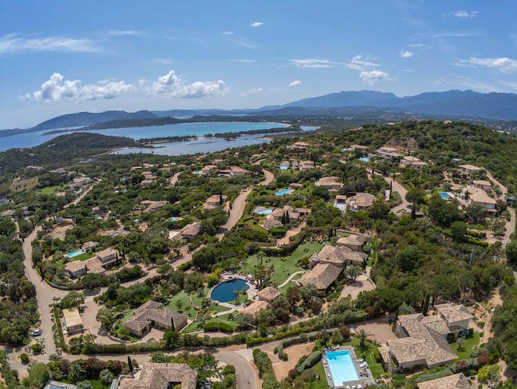 Villa de luxe à CORSE, composée de 8 chambres, pour une surface habitable de 700 m².