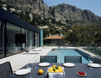 Villa for rent in Eze with 5 bedrooms, in 300 sqm of living area.