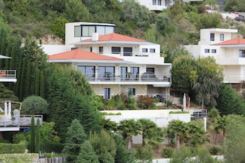 Villa for rent in Eze with 5 bedrooms, in 220 sqm of living area.