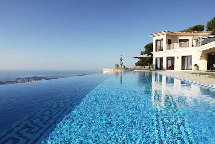 Villa for rent in Eze with 7 bedrooms, in 400 sqm of living area.