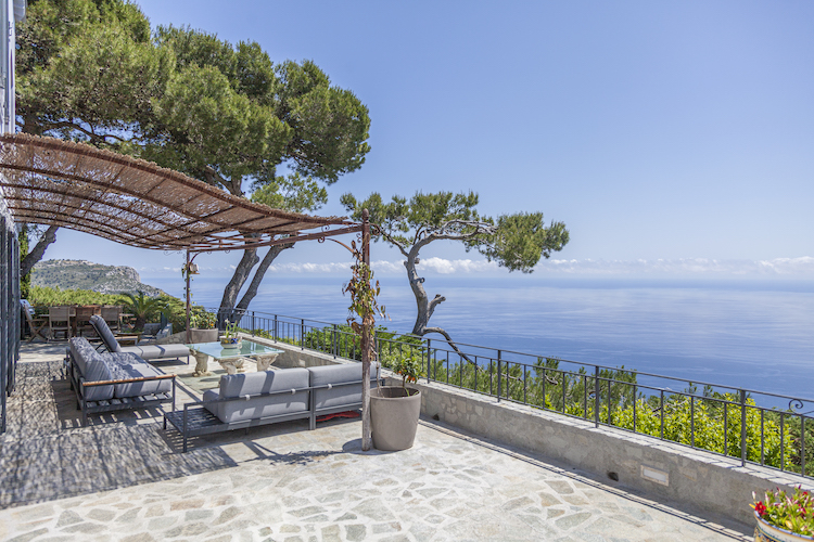 Villa for rent in Eze with 4 bedrooms, in  sqm of living area.