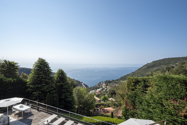 Villa for rent in Eze with 6 bedrooms, in 385 sqm of living area.