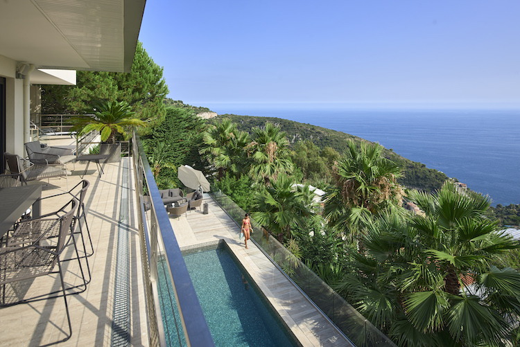 Villa for rent in Eze with 5 bedrooms, in 300 sqm of living area.