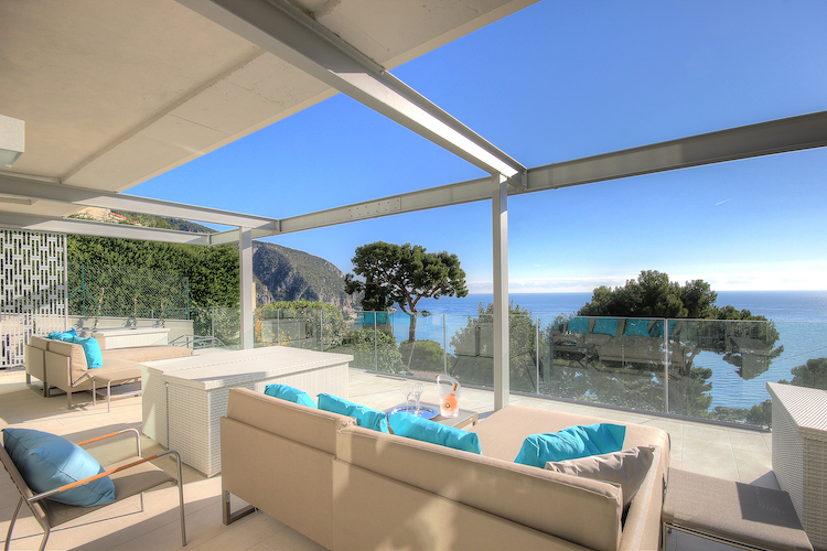 Villa for rent in Eze with 5 bedrooms, in  sqm of living area.