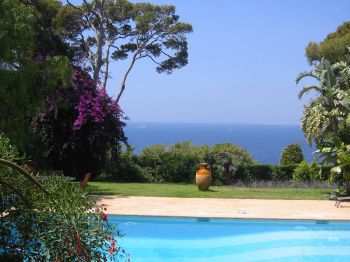 Villa for rent in Cap Ferrat - Villefranche with 5 bedrooms, in 400 sqm of living area.
