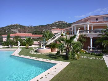 Villa de luxe à CORSE, composée de 9 chambres, pour une surface habitable de  m².