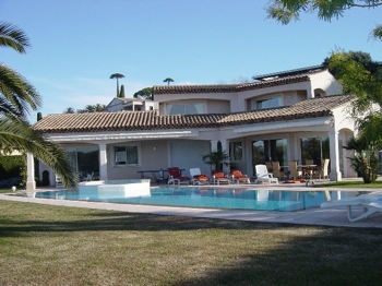 Villa for rent in Cap d'Antibes with 4 bedrooms, in 180 sqm of living area.