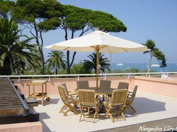Apartment for rent in Cap d'Antibes with 2 bedrooms, in  sqm of living area.