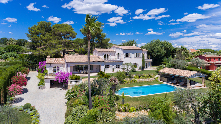 Villa for rent in Mougins - Valbonne with 4 bedrooms, in  sqm of living area.
