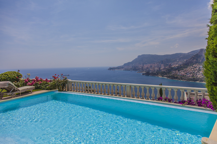 Villa for rent in Roquebrune Cap-Martin with 5 bedrooms, in 300 sqm of living area.