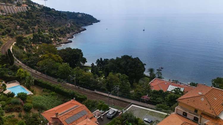 Villa for rent in Roquebrune Cap-Martin with 4 bedrooms, in 144 sqm of living area.