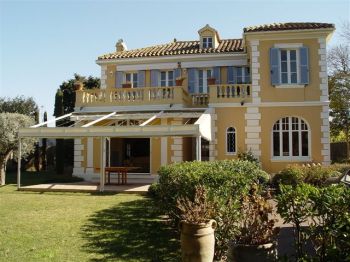 Villa for rent in St Tropez with 5 bedrooms, in  sqm of living area.