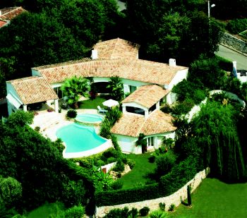 Villa for rent in Tourrettes sur Loup - St Paul de Vence with 5 bedrooms, in 300 sqm of living area.
