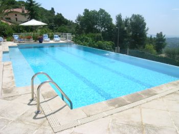 Villa for rent in Tourrettes sur Loup - St Paul de Vence with 3 bedrooms, in 350 sqm of living area.